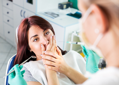 Patientin hat Angst vor dem Zahnarzt