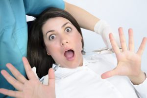 Patientin im Zahnarztstuhl ist in Panik