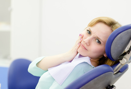 Patientin im Zahnarztstuhl hat Zahnschmerzen