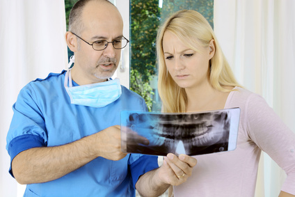 Zahnarzt erklärt Patientin ein Röntgenbild