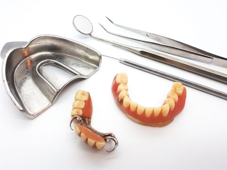Zahnprothesen, Besteck und Abdruckloeffel